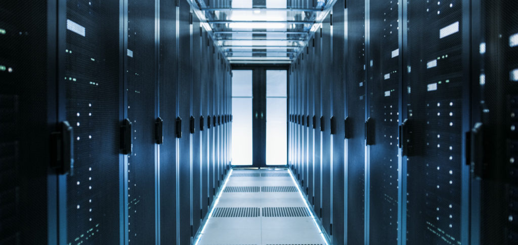 Centro de datos moderno que simboliza la infraestructura de respaldo y seguridad empresarial